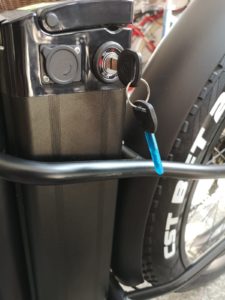 odtwarzanie klucza do baterii roweru elektrycznego to zadanie dla profesjonalnego ślusarza