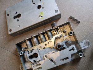 Wymiana sprężyny i zamka w drzwiach wejściowych - Nałęcz Clinic w Katowicach