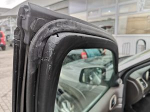Zniszczenia drzwi samochodu powstałe podczas próby samodzielnego otwarcia auta