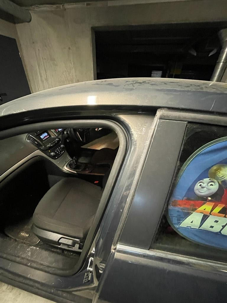 Zarysowania wokół drzwi powstałe w trakcie próby samodzielnego otwarcia zatrzaśniętego samochodu