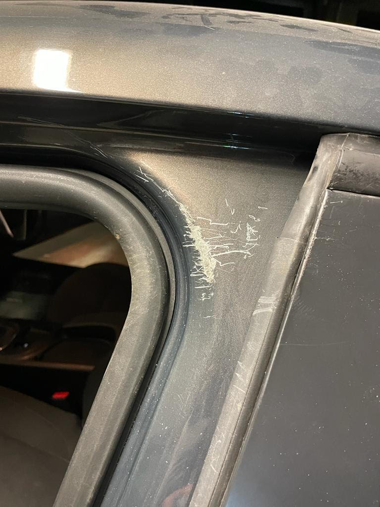 Zniszczenia powstałe w trakcie próby samodzielnego otwarcia zatrzaśniętego samochodu