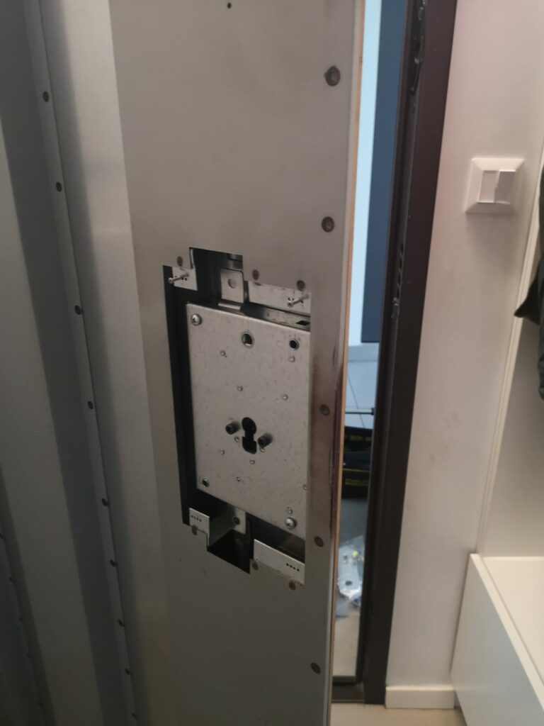 Naprawa drzwi w mieszkaniu prywatnym