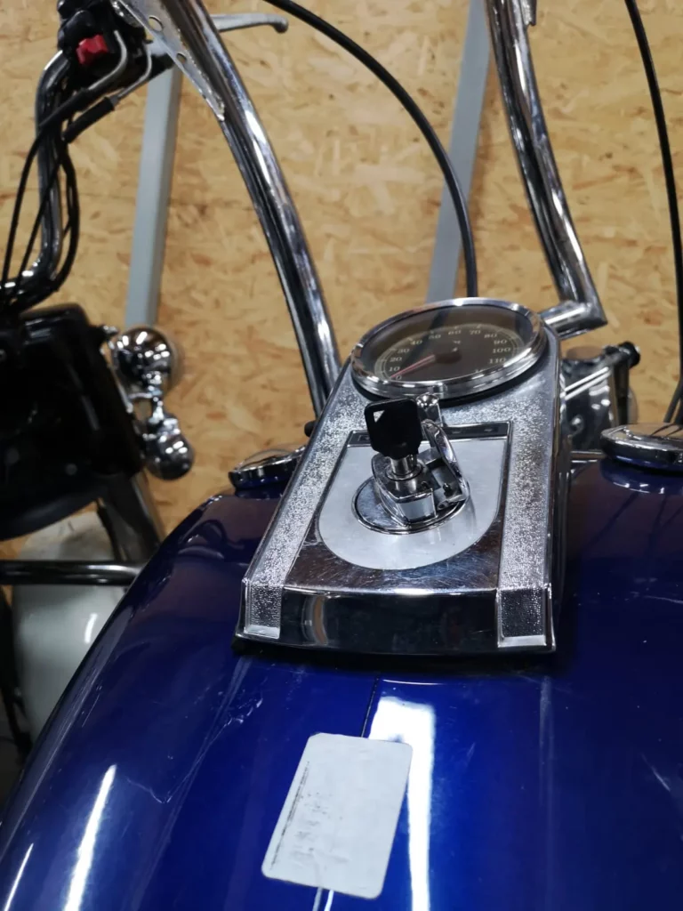 Stacyjka na zbiorniku motocykla Harley-Davidson