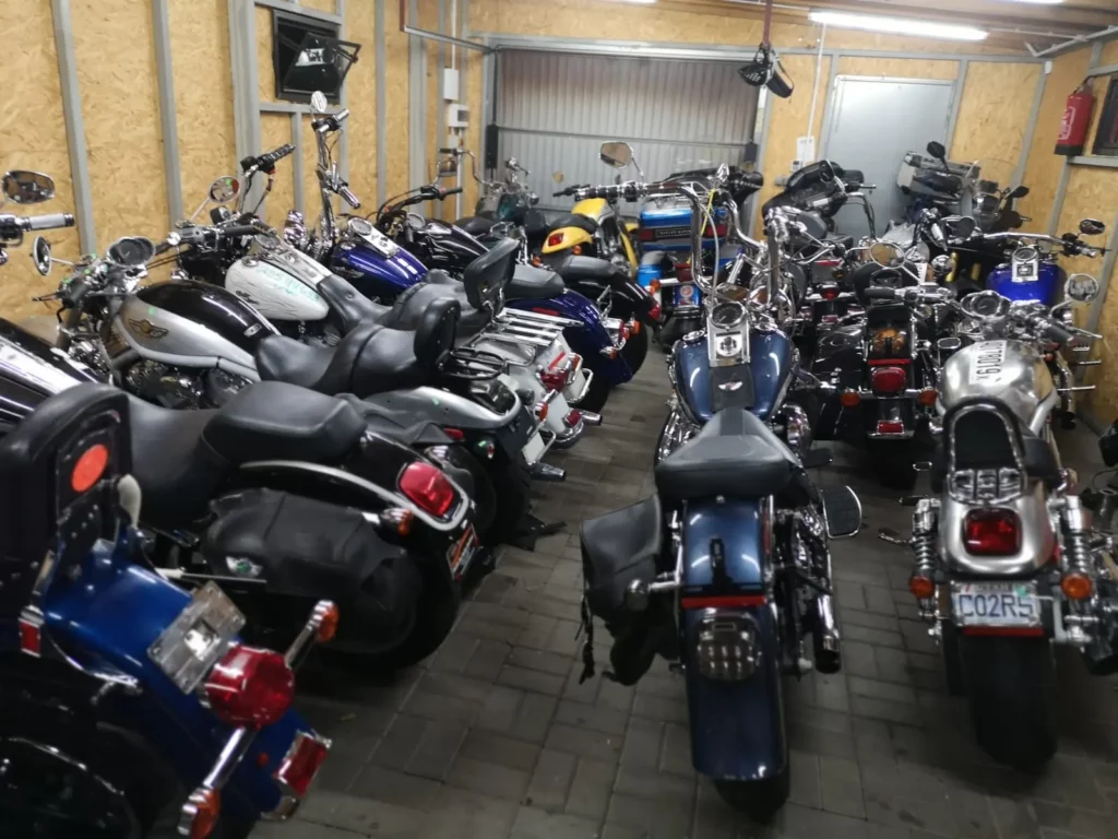 Motocykle w warsztacie obsługującym odtwarzanie kluczy