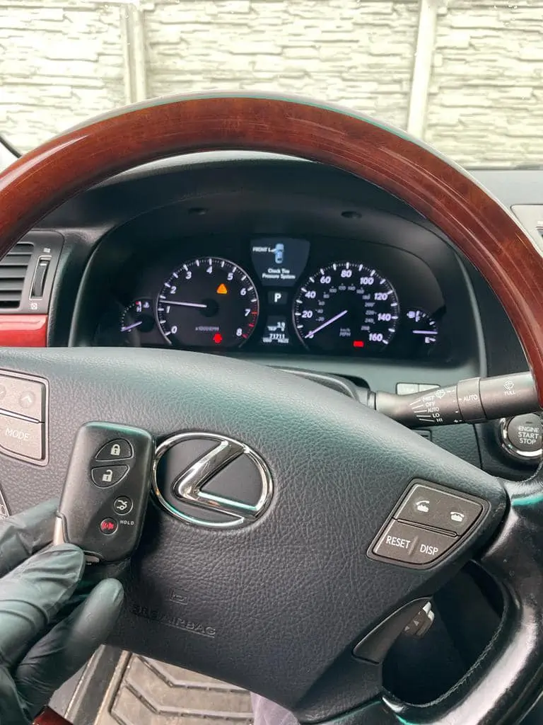 Gdy kierowca przekręca kluczyk w stacyjce, transponder przesyła kod do centralki. Jeśli kod jest poprawny – silnik zostaje uruchomiony. Jeśli nie – pojazd pozostaje unieruchomiony. 