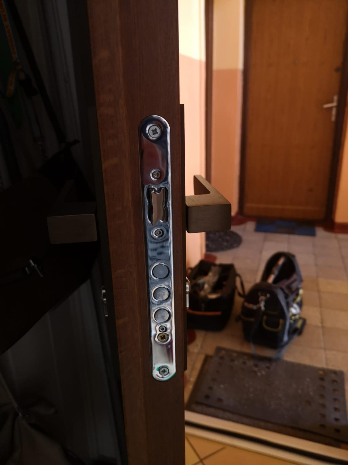 Zatrzaśnięte drzwi? Zgubione klucze? Spokojnie, to nie koniec świata! W wielu miastach Śląska – od Rybnika przez Katowice i Tychy, aż po Racibórz i okolice – możesz liczyć na profesjonalne awaryjne otwieranie mieszkań. Nasi specjaliści działają sprawnie i bezinwazyjnie, otwierając drzwi bez uszkadzania zamka. To nieoceniona pomoc, gdy nagle tracisz dostęp do swojego lokum.