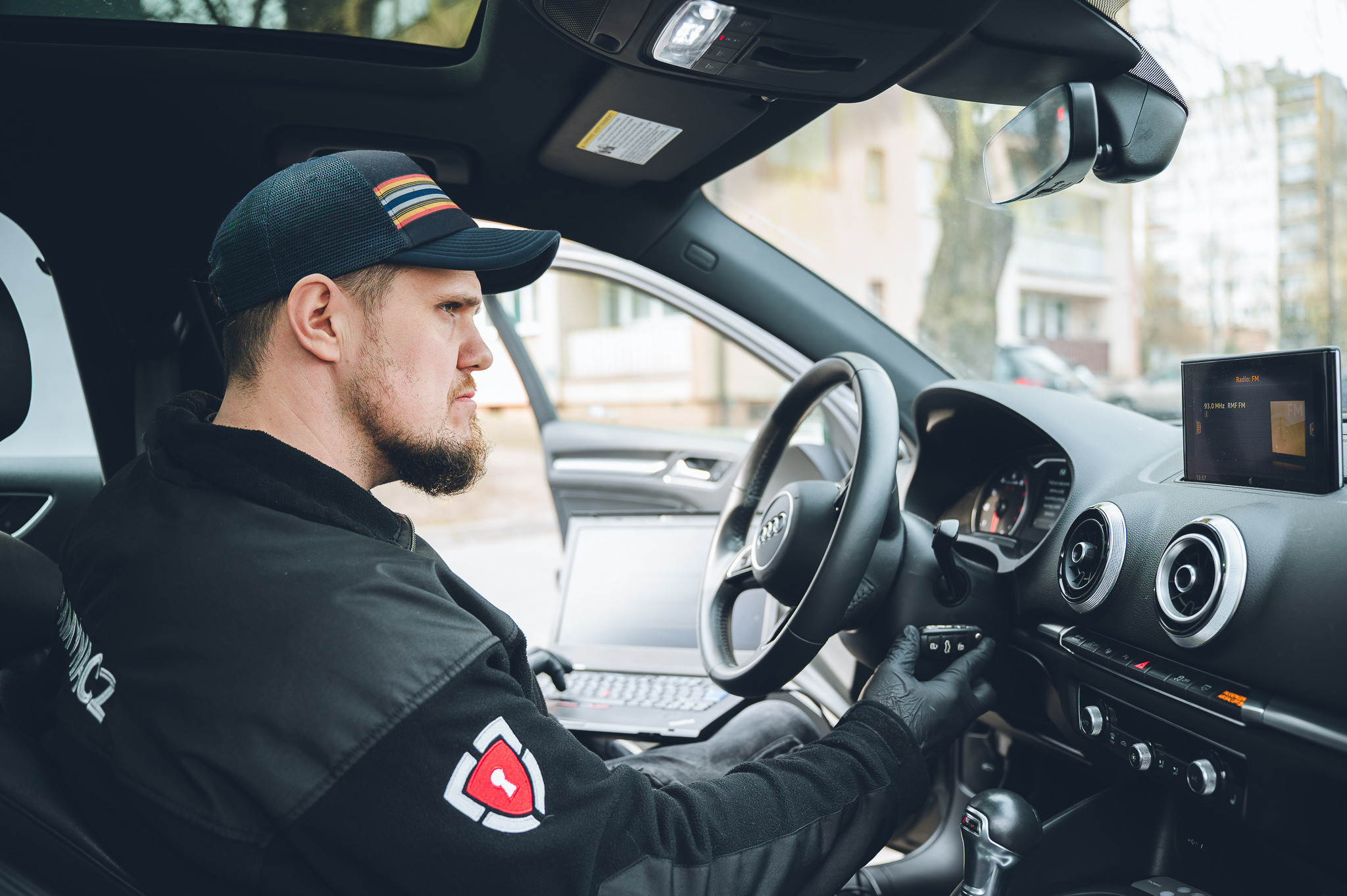 Gubisz klucze, zatrzaskujesz drzwi, a może Twoja stacyjka w aucie nagle przestaje działać? W takich sytuacjach liczy się szybka i profesjonalna pomoc.