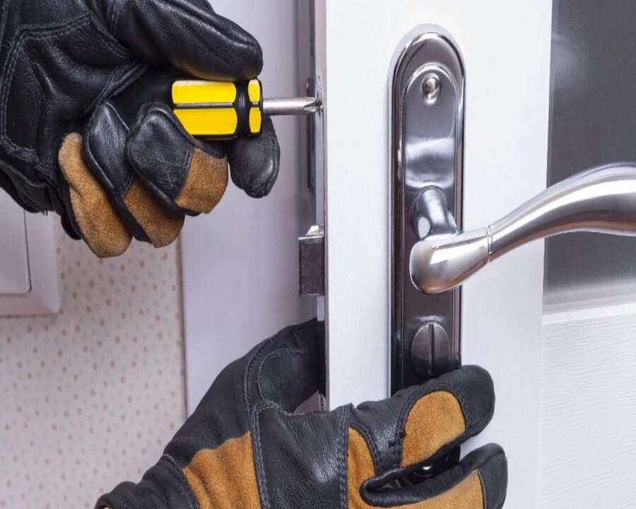 Ranking wkładek drzwiowych 2025 opiera się na dwóch najważniejszych kryteriach: solidnym wykonaniu oraz skutecznej ochronie przed włamaniem. W zestawieniu uwzględniono wyłącznie modele, które przeszły rygorystyczne testy i posiadają certyfikaty potwierdzające ich niezawodność.