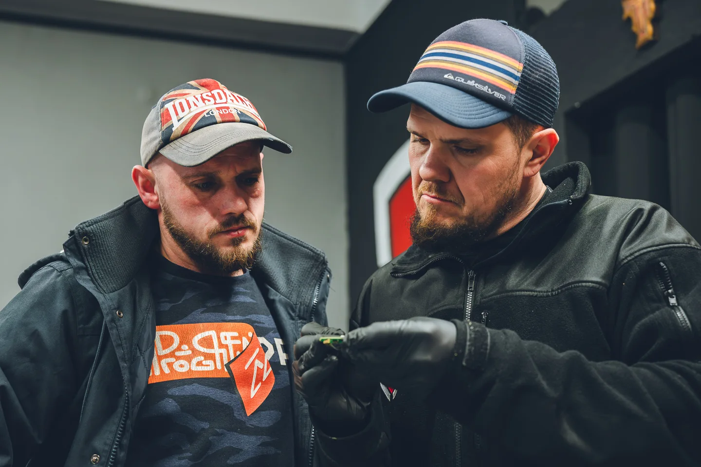 Pracownicy Włamywacz przy pracy w warsztacie