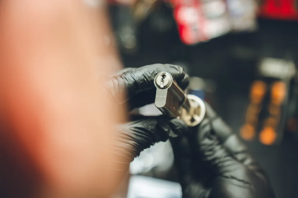 Praca przy mechanizmie zamka w warsztacie Włamywacz
