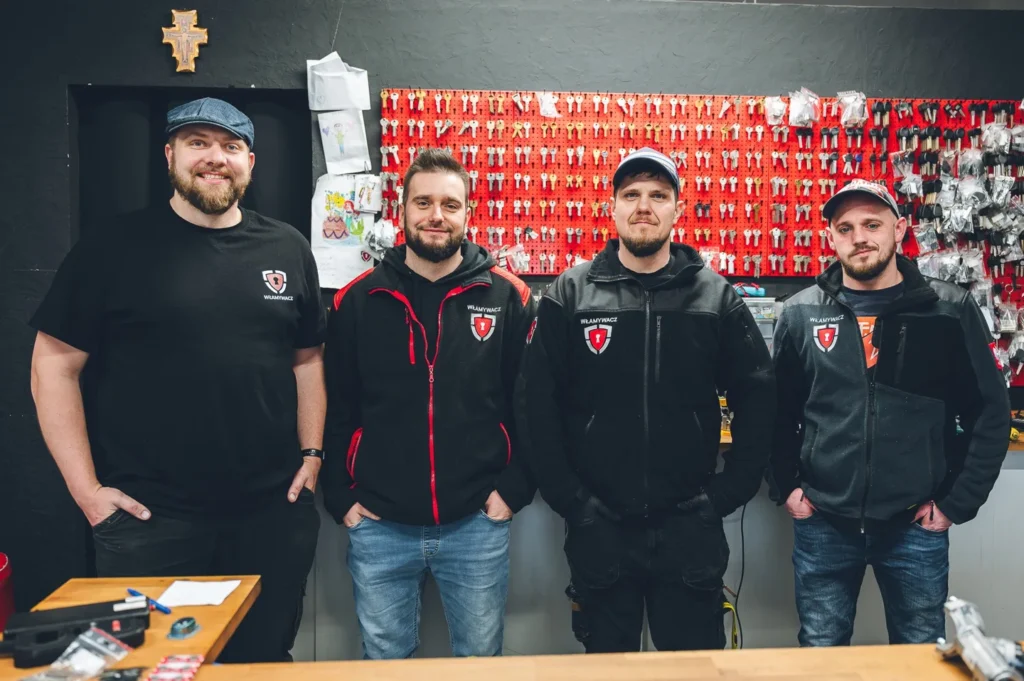 Zespół Włamywacz w warsztacie z ekspozycją kluczy